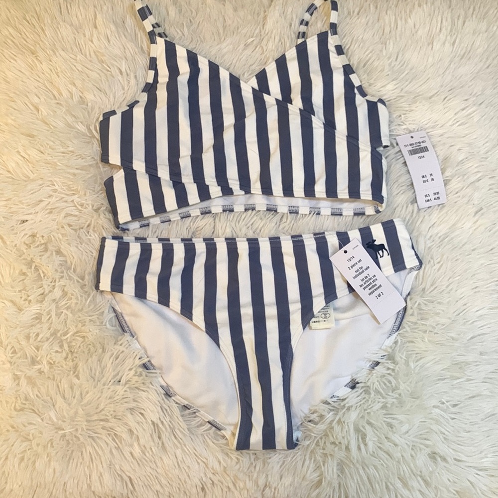 Light blue and white striped. My daughter ripped off tags and wore once